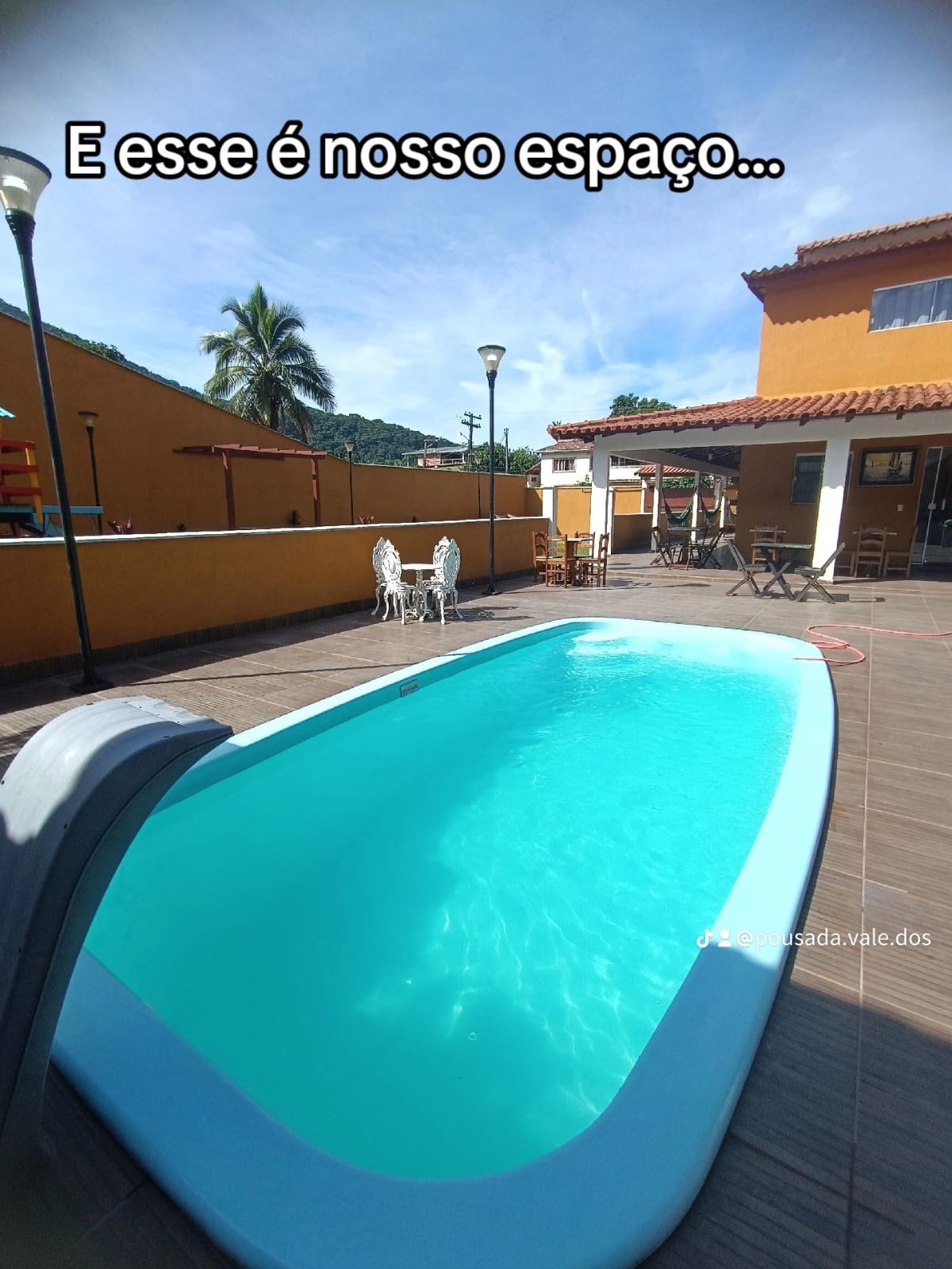 Área da piscina e espaço de descanso