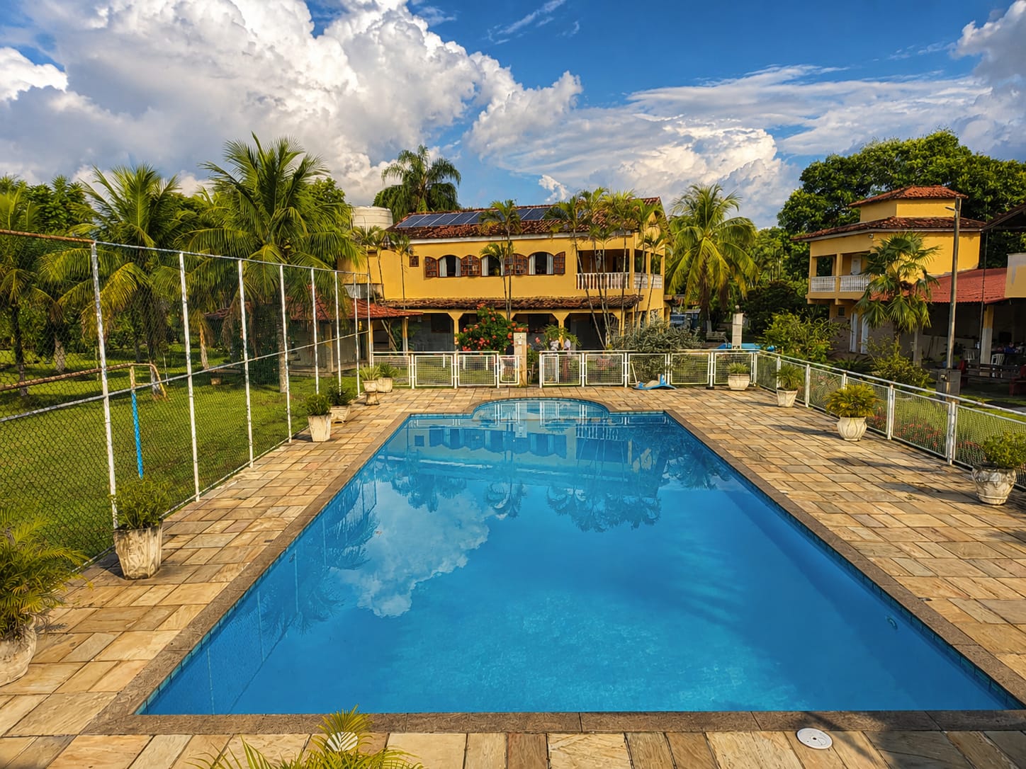 Piscina e área externa da casa de recuperação